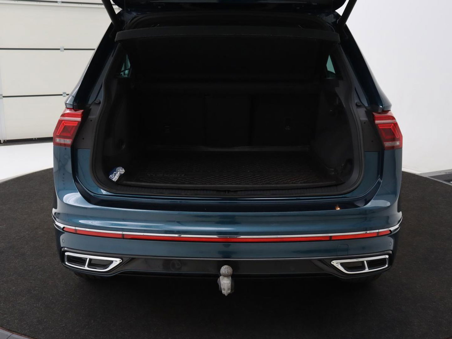 Volkswagen Tiguan 1.4 TSI eHybrid R-Line | Stoelverwarming | Trekhaak | Camera | Adaptive cruise | Stuurverwarming | Matrix LED | Carplay | Virtual Cockpit | Navigatie | PHEV