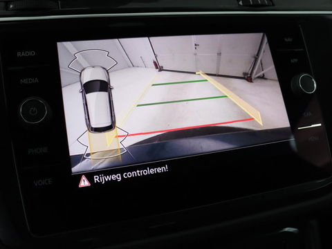 Volkswagen Tiguan 1.4 TSI eHybrid R-Line | Stoelverwarming | Trekhaak | Camera | Adaptive cruise | Stuurverwarming | Matrix LED | Carplay | Virtual Cockpit | Navigatie | PHEV