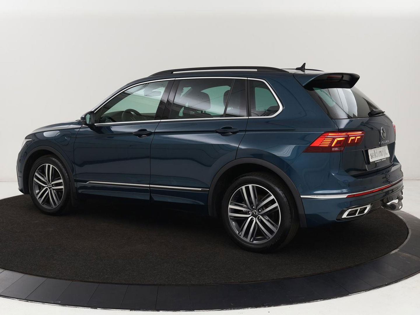 Volkswagen Tiguan 1.4 TSI eHybrid R-Line | Stoelverwarming | Trekhaak | Camera | Adaptive cruise | Stuurverwarming | Matrix LED | Carplay | Virtual Cockpit | Navigatie | PHEV