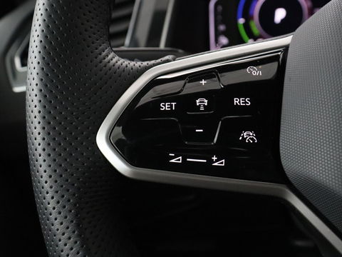 Volkswagen Tiguan 1.4 TSI eHybrid R-Line | Stoelverwarming | Trekhaak | Camera | Adaptive cruise | Stuurverwarming | Matrix LED | Carplay | Virtual Cockpit | Navigatie | PHEV