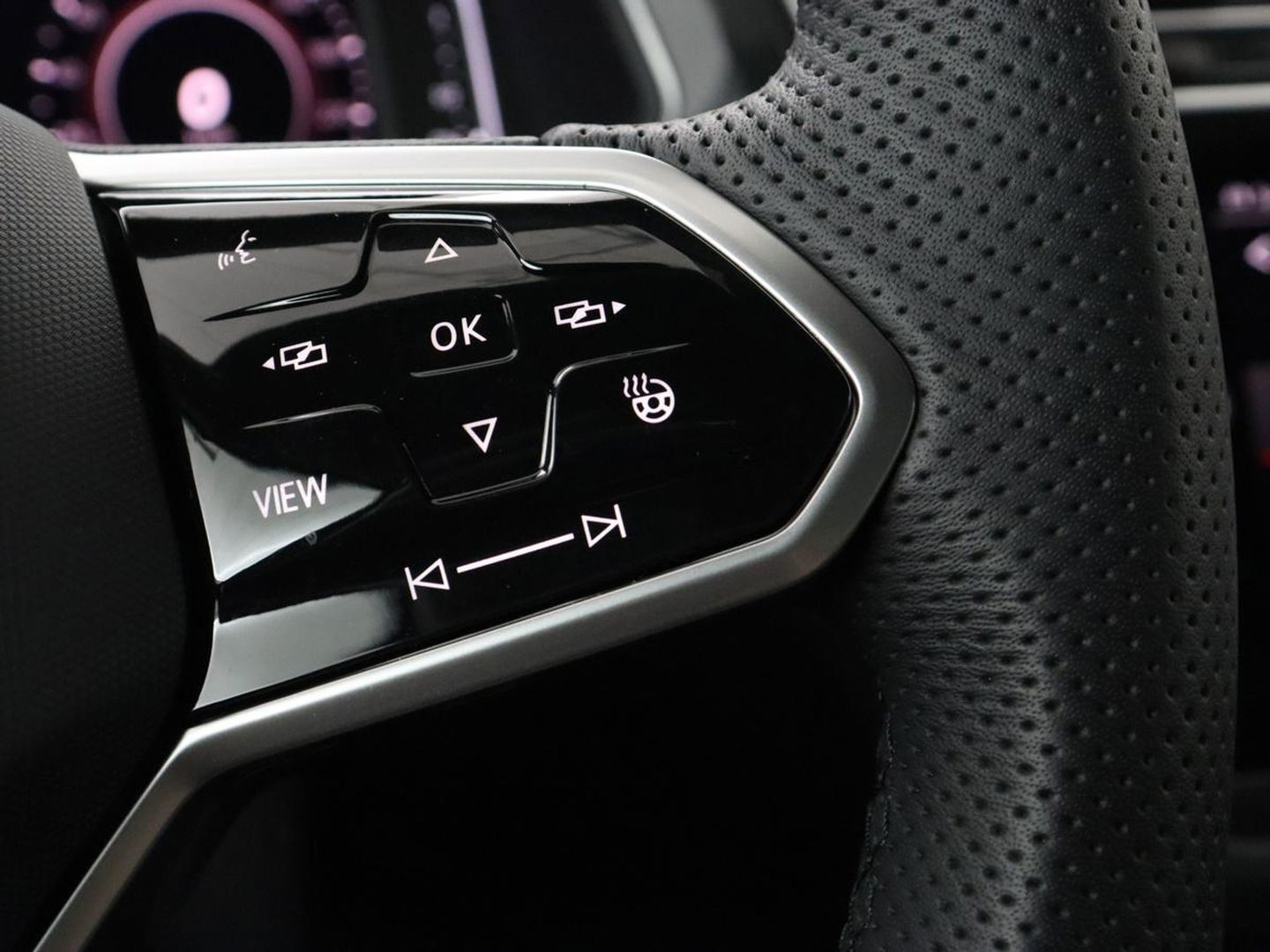 Volkswagen Tiguan 1.4 TSI eHybrid R-Line | Stoelverwarming | Trekhaak | Camera | Adaptive cruise | Stuurverwarming | Matrix LED | Carplay | Virtual Cockpit | Navigatie | PHEV