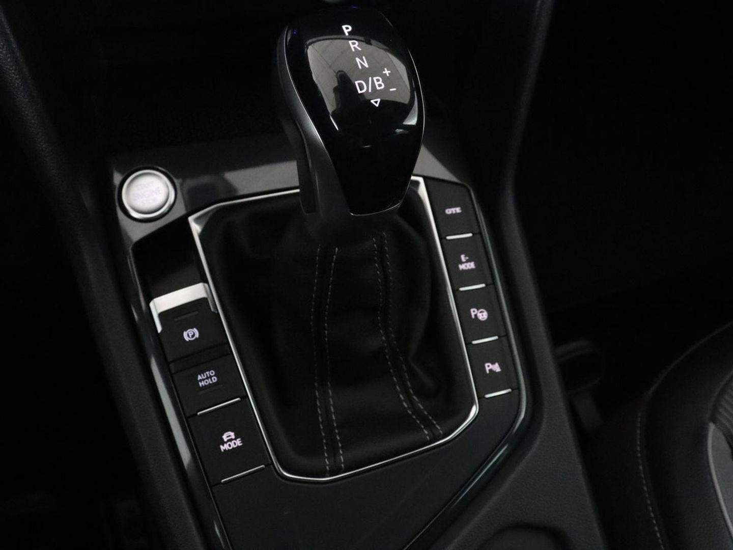 Volkswagen Tiguan 1.4 TSI eHybrid R-Line | Stoelverwarming | Trekhaak | Camera | Adaptive cruise | Stuurverwarming | Matrix LED | Carplay | Virtual Cockpit | Navigatie | PHEV