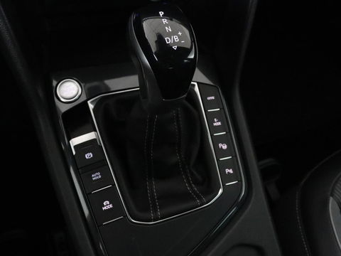 Volkswagen Tiguan 1.4 TSI eHybrid R-Line | Stoelverwarming | Trekhaak | Camera | Adaptive cruise | Stuurverwarming | Matrix LED | Carplay | Virtual Cockpit | Navigatie | PHEV