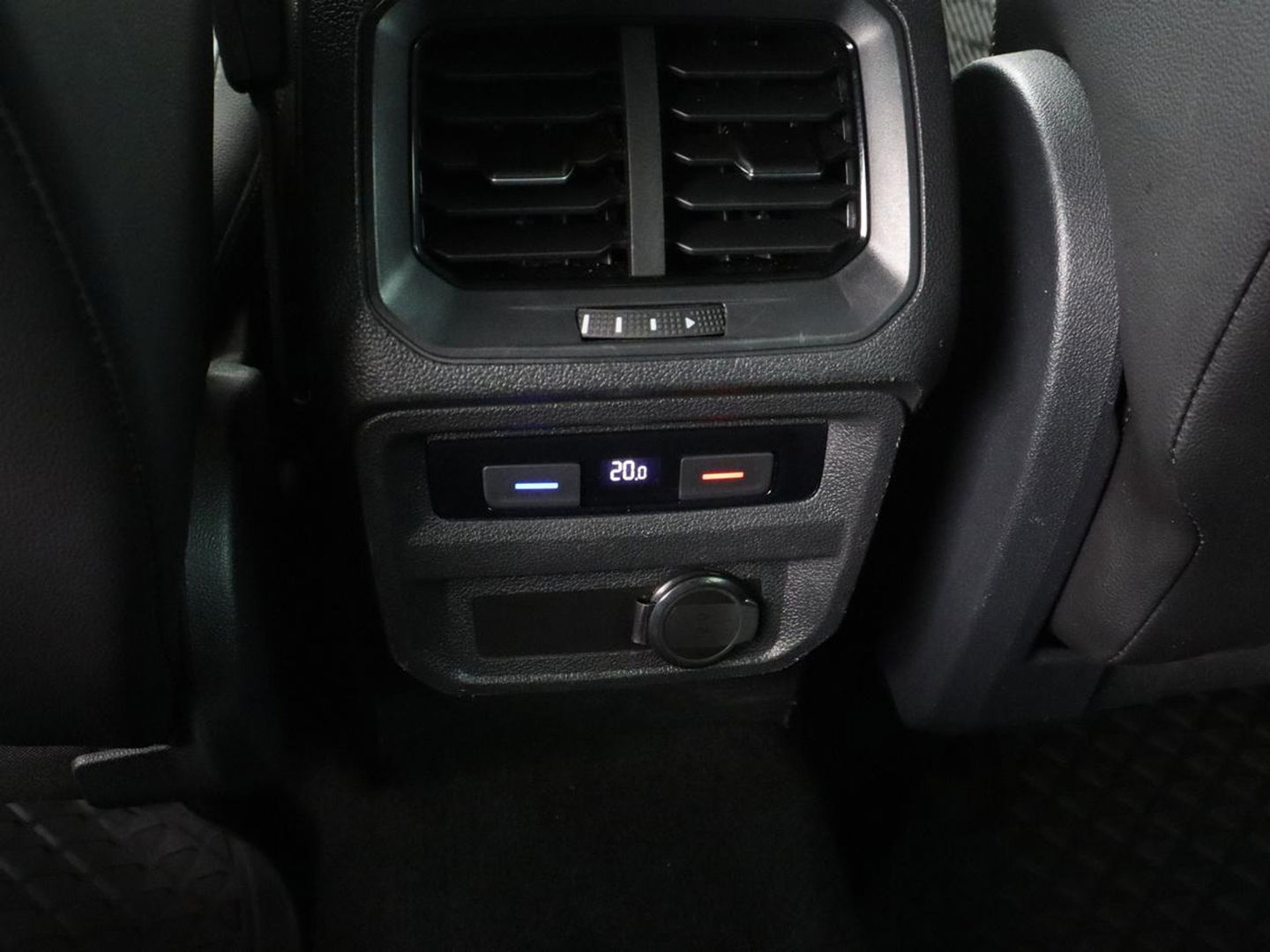 Volkswagen Tiguan 1.4 TSI eHybrid R-Line | Stoelverwarming | Trekhaak | Camera | Adaptive cruise | Stuurverwarming | Matrix LED | Carplay | Virtual Cockpit | Navigatie | PHEV