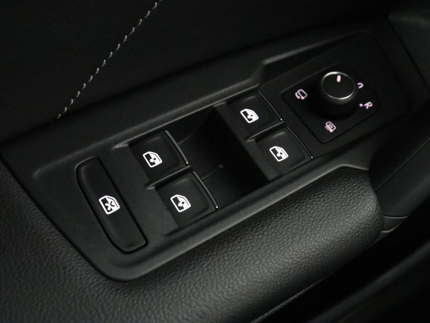 Volkswagen Tiguan 1.4 TSI eHybrid R-Line | Stoelverwarming | Trekhaak | Camera | Adaptive cruise | Stuurverwarming | Matrix LED | Carplay | Virtual Cockpit | Navigatie | PHEV