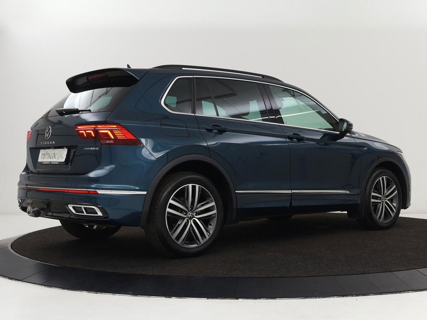 Volkswagen Tiguan 1.4 TSI eHybrid R-Line | Stoelverwarming | Trekhaak | Camera | Adaptive cruise | Stuurverwarming | Matrix LED | Carplay | Virtual Cockpit | Navigatie | PHEV