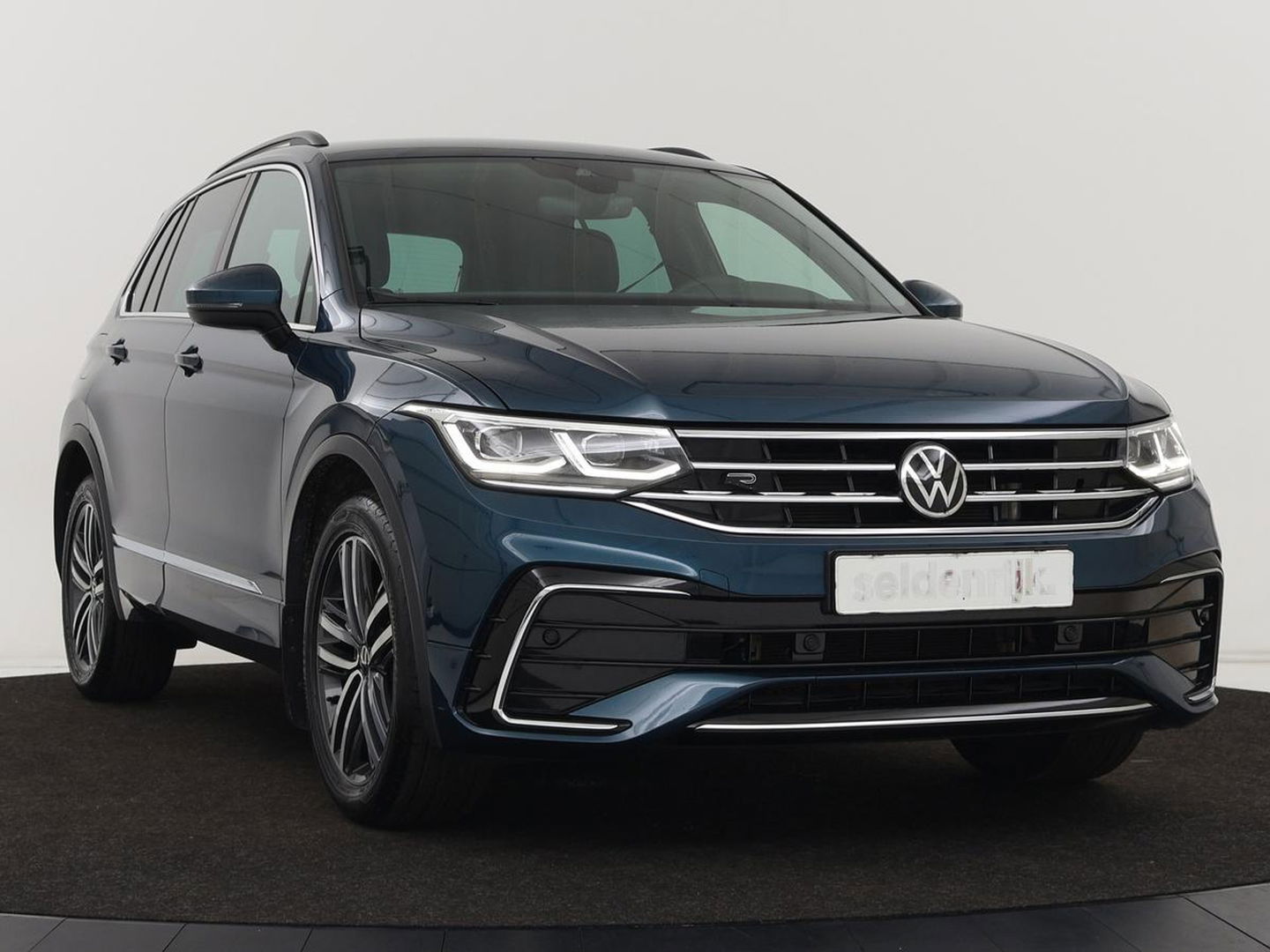 Volkswagen Tiguan 1.4 TSI eHybrid R-Line | Stoelverwarming | Trekhaak | Camera | Adaptive cruise | Stuurverwarming | Matrix LED | Carplay | Virtual Cockpit | Navigatie | PHEV