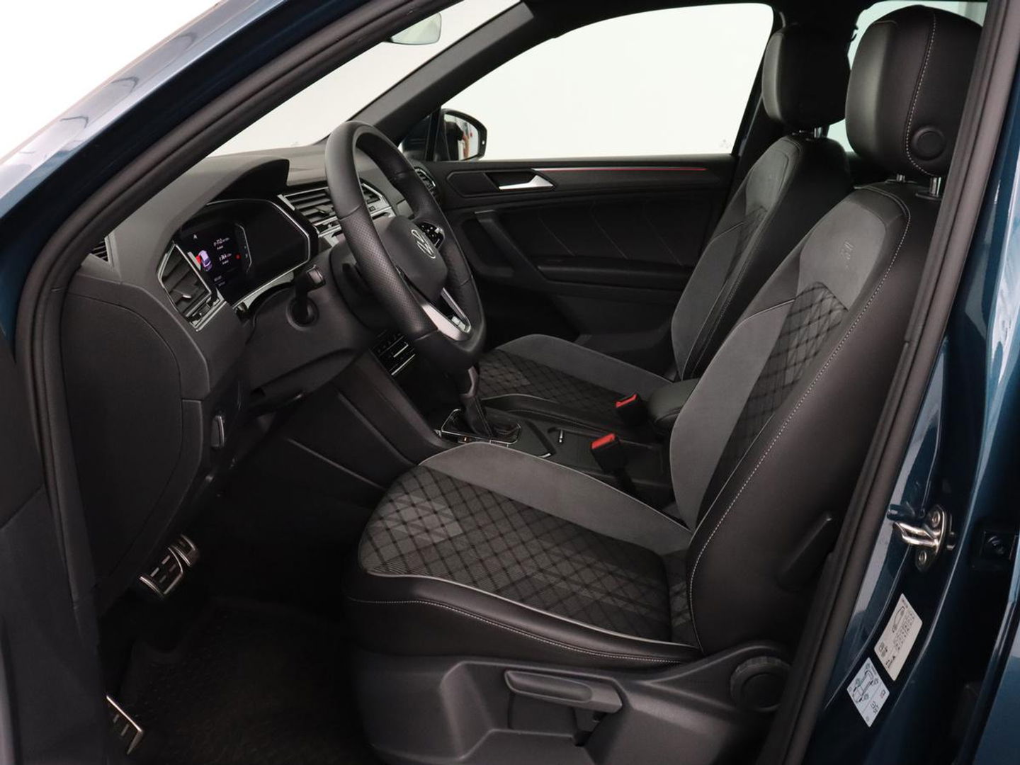 Volkswagen Tiguan 1.4 TSI eHybrid R-Line | Stoelverwarming | Trekhaak | Camera | Adaptive cruise | Stuurverwarming | Matrix LED | Carplay | Virtual Cockpit | Navigatie | PHEV
