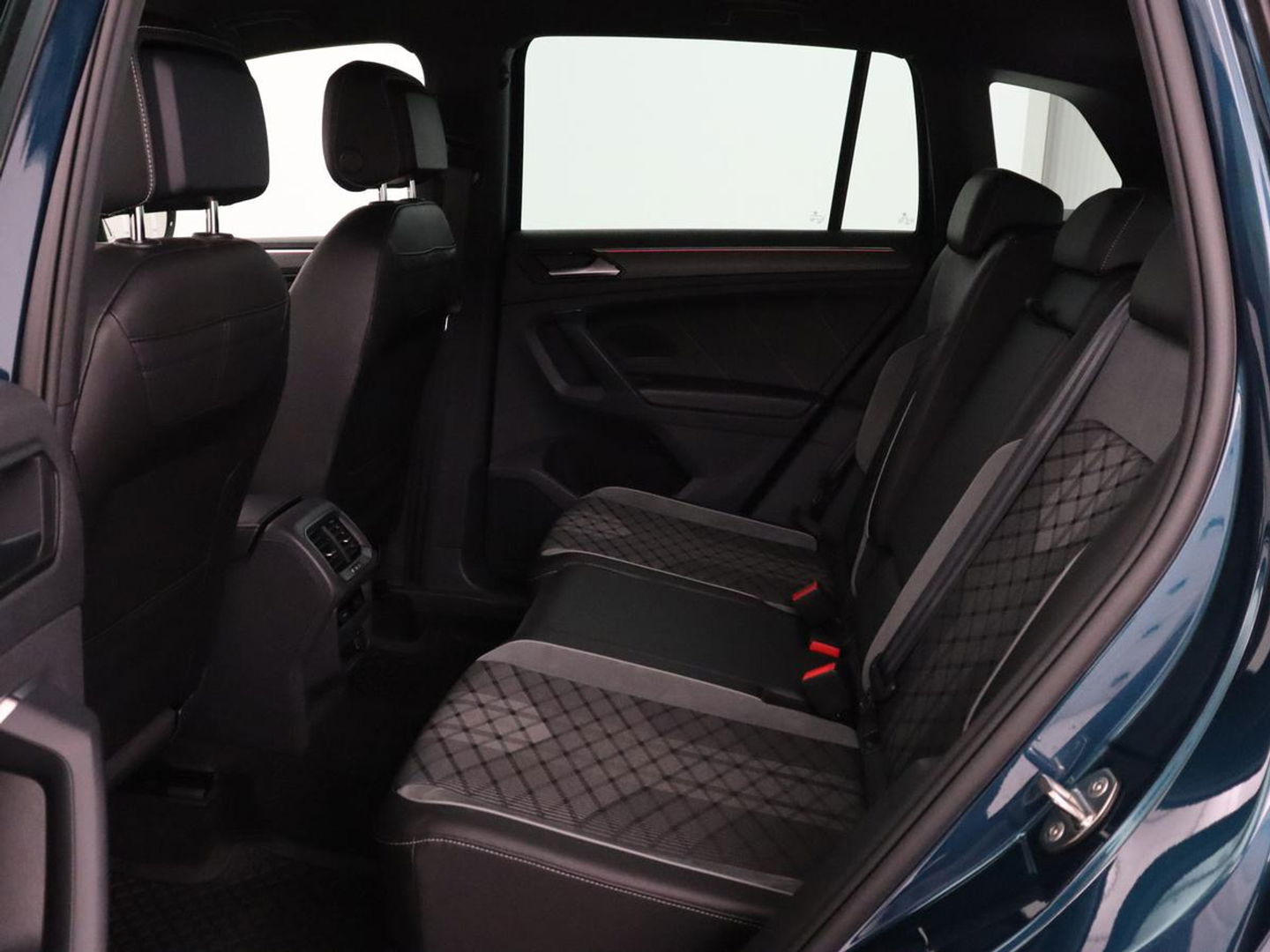 Volkswagen Tiguan 1.4 TSI eHybrid R-Line | Stoelverwarming | Trekhaak | Camera | Adaptive cruise | Stuurverwarming | Matrix LED | Carplay | Virtual Cockpit | Navigatie | PHEV