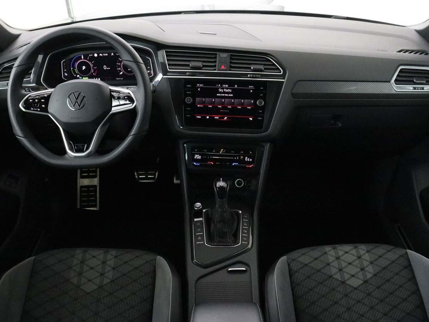 Volkswagen Tiguan 1.4 TSI eHybrid R-Line | Stoelverwarming | Trekhaak | Camera | Adaptive cruise | Stuurverwarming | Matrix LED | Carplay | Virtual Cockpit | Navigatie | PHEV