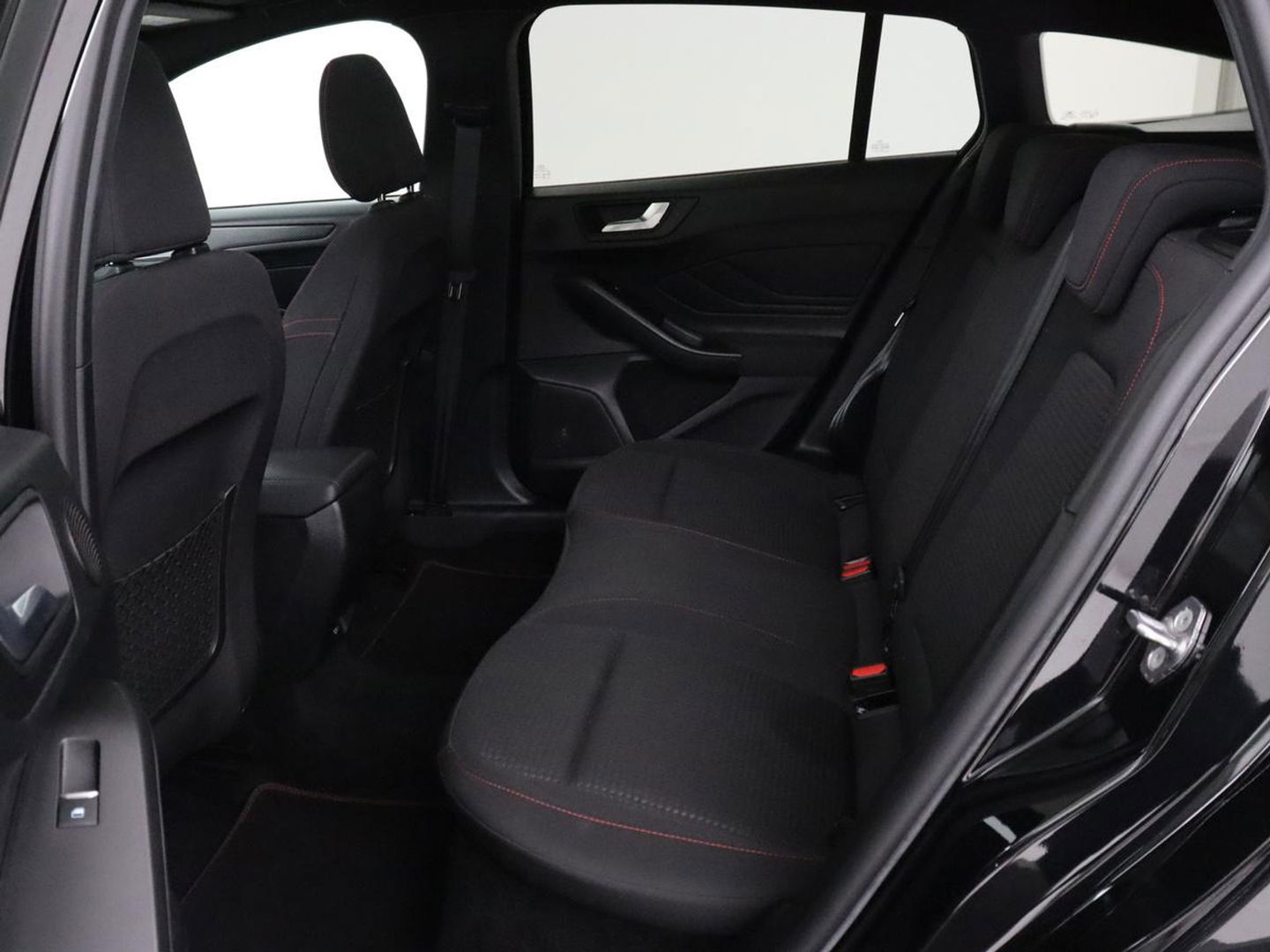Ford Focus 1.5 EcoBoost ST Line | Panoramadak | Head-Up | Trekhaak | Stoel & stuurverwarming | Adaptive cruise | Camera | Keyless | B&O Sound | Park Assist | Carplay | Navigatie | Comfortstoelen