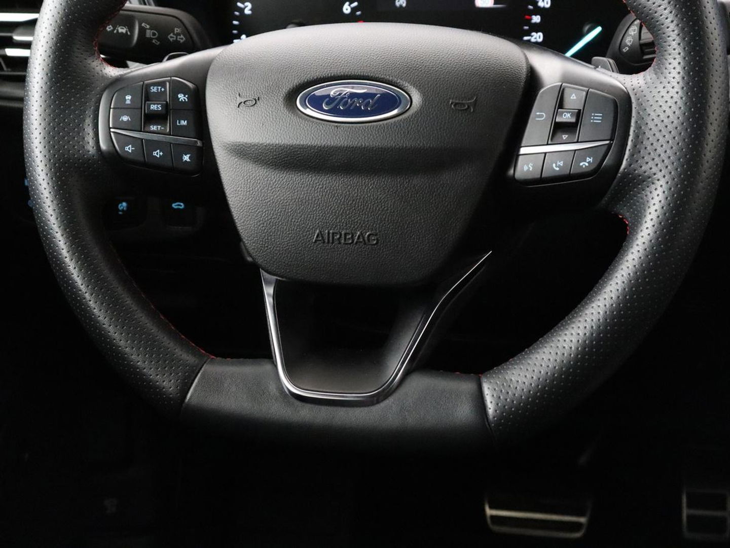 Ford Focus 1.5 EcoBoost ST Line | Panoramadak | Head-Up | Trekhaak | Stoel & stuurverwarming | Adaptive cruise | Camera | Keyless | B&O Sound | Park Assist | Carplay | Navigatie | Comfortstoelen