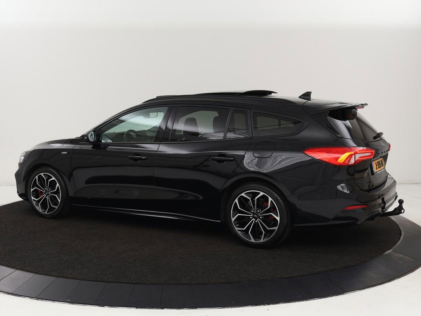 Ford Focus 1.5 EcoBoost ST Line | Panoramadak | Head-Up | Trekhaak | Stoel & stuurverwarming | Adaptive cruise | Camera | Keyless | B&O Sound | Park Assist | Carplay | Navigatie | Comfortstoelen