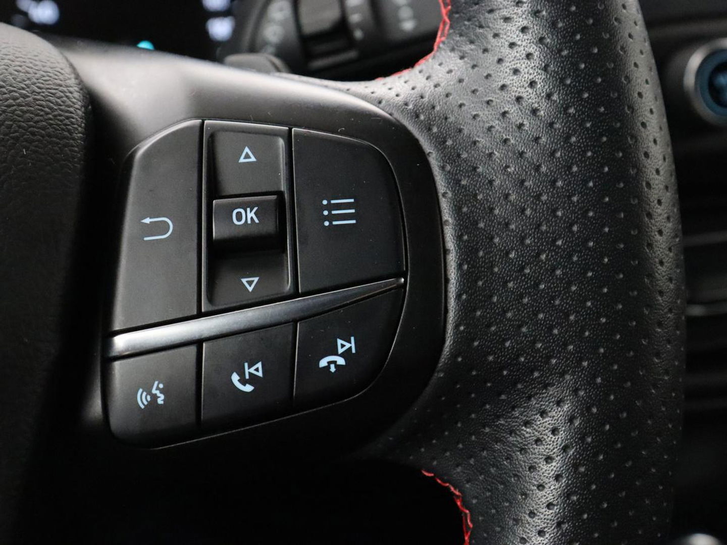 Ford Focus 1.5 EcoBoost ST Line | Panoramadak | Head-Up | Trekhaak | Stoel & stuurverwarming | Adaptive cruise | Camera | Keyless | B&O Sound | Park Assist | Carplay | Navigatie | Comfortstoelen