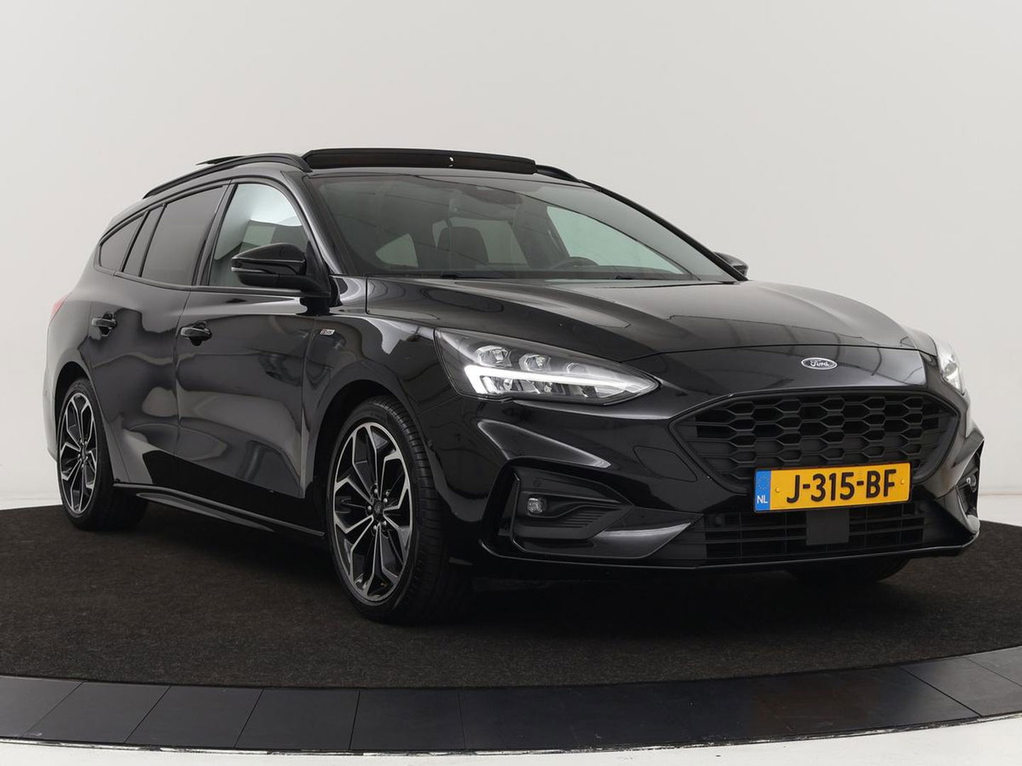 Ford Focus 1.5 EcoBoost ST Line | Panoramadak | Head-Up | Trekhaak | Stoel & stuurverwarming | Adaptive cruise | Camera | Keyless | B&O Sound | Park Assist | Carplay | Navigatie | Comfortstoelen