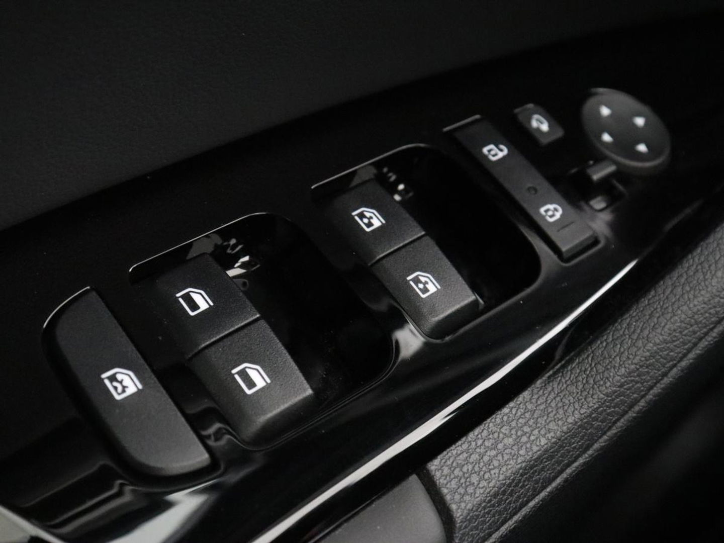 Kia Sportage 1.6 T-GDi Hybrid DynamicPlusLine | Panoramadak | Matrix LED | Trekhaak | Half leder | Adaptive cruise | Stoel & stuurverwarming | Camera | Carplay | Keyless | Navigatie