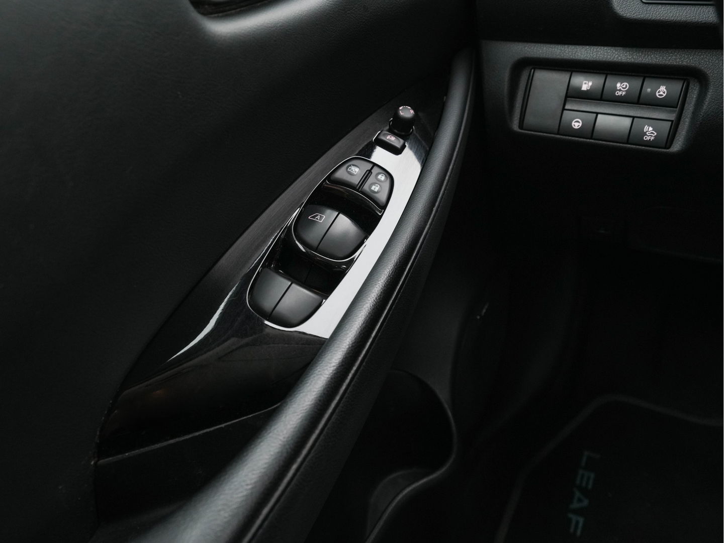 Nissan Leaf Tekna 40 kWh Aut. *LEATHER-FABRIC | FULL-LED | BOSE-SURROUND | ADAPTIVE-CRUISE | TOPVIEW | KEYLESS | NAVI-FULLMAP | BLINDSPOT | DAB+ | PDC | HEATED-COMFORTSEATS | TOWBAR | DIGI-COCKPIT | 17"ALU
