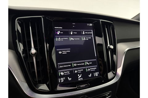 Volvo V60 2.0 T8 Twin Engine AWD R-Design 392PK Pano LED Virtual Trekhaak Memory Carplay Head-up Display Clima Cruise Navi PDC 19''LMV