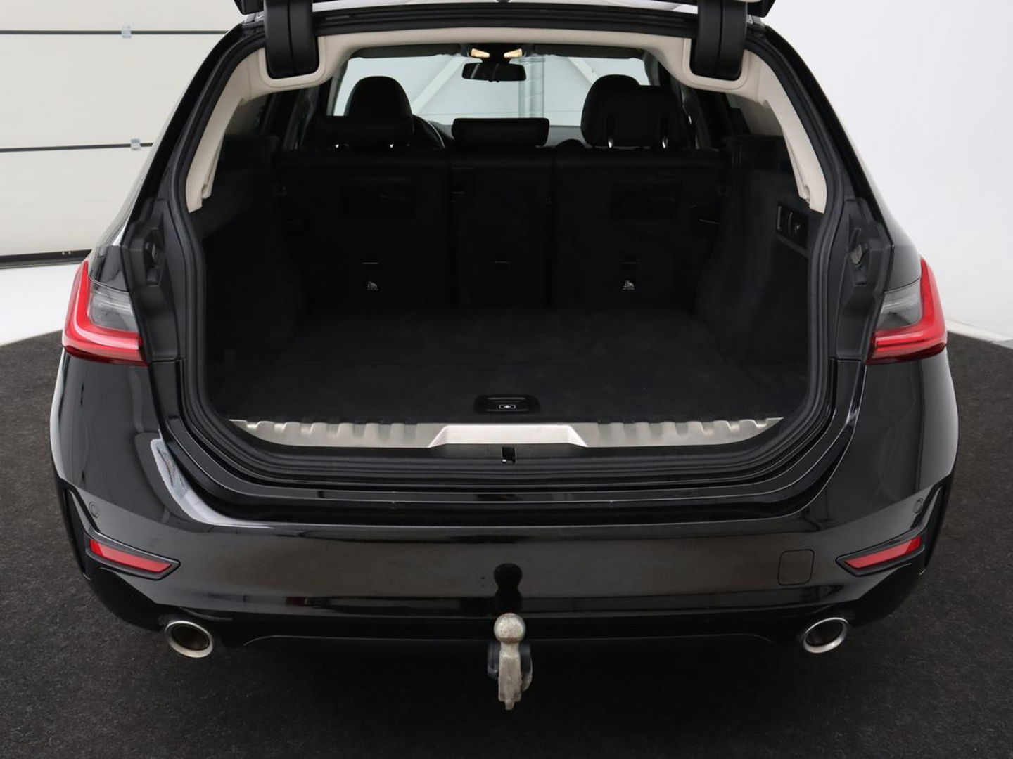 BMW 3-serie 330e Sport Line | Stoel & stuurverwarming | Adaptive cruise | Trekhaak | Sportstoelen | Carplay | Sfeerverlichting | Half leder | Navigatie | Full LED | PHEV