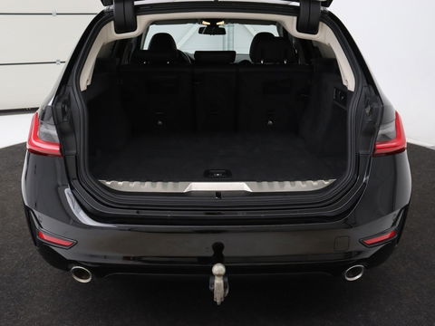 BMW 3-serie 330e Sport Line | Stoel & stuurverwarming | Adaptive cruise | Trekhaak | Sportstoelen | Carplay | Sfeerverlichting | Half leder | Navigatie | Full LED | PHEV