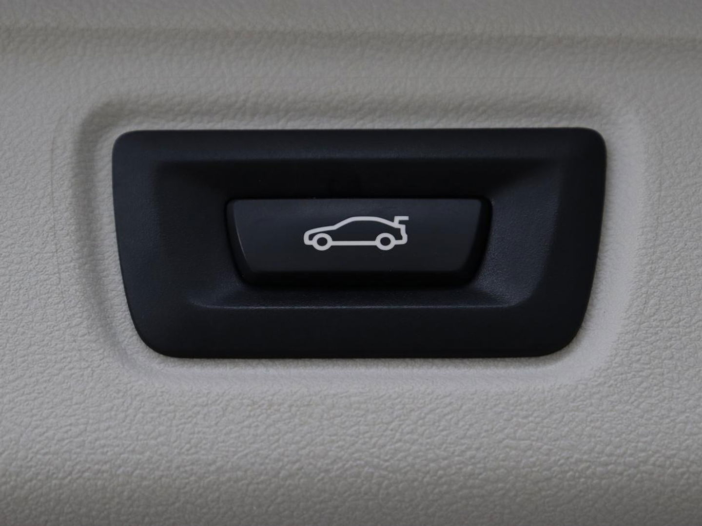 BMW 3-serie 330e Sport Line | Stoel & stuurverwarming | Adaptive cruise | Trekhaak | Sportstoelen | Carplay | Sfeerverlichting | Half leder | Navigatie | Full LED | PHEV