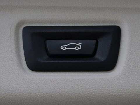 BMW 3-serie 330e Sport Line | Stoel & stuurverwarming | Adaptive cruise | Trekhaak | Sportstoelen | Carplay | Sfeerverlichting | Half leder | Navigatie | Full LED | PHEV