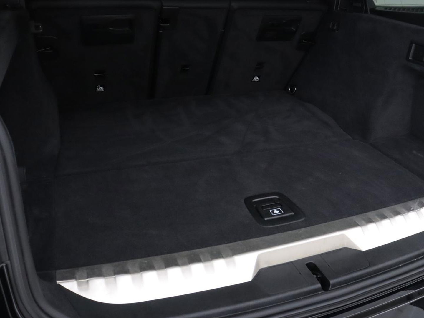 BMW 3-serie 330e Sport Line | Stoel & stuurverwarming | Adaptive cruise | Trekhaak | Sportstoelen | Carplay | Sfeerverlichting | Half leder | Navigatie | Full LED | PHEV