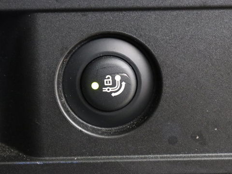 BMW 3-serie 330e Sport Line | Stoel & stuurverwarming | Adaptive cruise | Trekhaak | Sportstoelen | Carplay | Sfeerverlichting | Half leder | Navigatie | Full LED | PHEV
