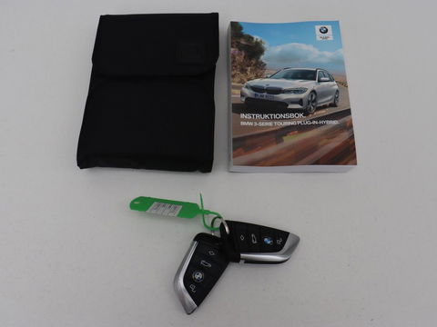 BMW 3-serie 330e Sport Line | Stoel & stuurverwarming | Adaptive cruise | Trekhaak | Sportstoelen | Carplay | Sfeerverlichting | Half leder | Navigatie | Full LED | PHEV