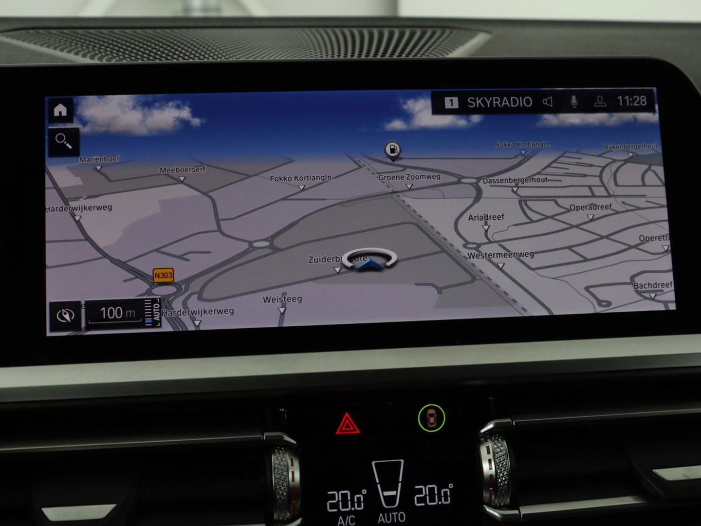 BMW 3-serie 330e Sport Line | Stoel & stuurverwarming | Adaptive cruise | Trekhaak | Sportstoelen | Carplay | Sfeerverlichting | Half leder | Navigatie | Full LED | PHEV