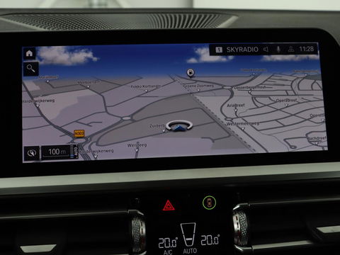 BMW 3-serie 330e Sport Line | Stoel & stuurverwarming | Adaptive cruise | Trekhaak | Sportstoelen | Carplay | Sfeerverlichting | Half leder | Navigatie | Full LED | PHEV