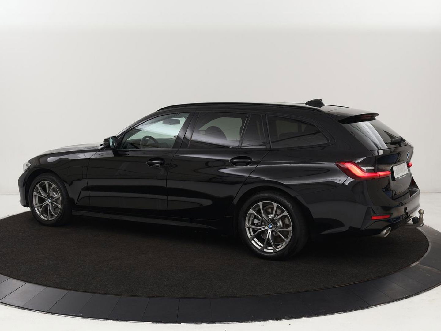 BMW 3-serie 330e Sport Line | Stoel & stuurverwarming | Adaptive cruise | Trekhaak | Sportstoelen | Carplay | Sfeerverlichting | Half leder | Navigatie | Full LED | PHEV