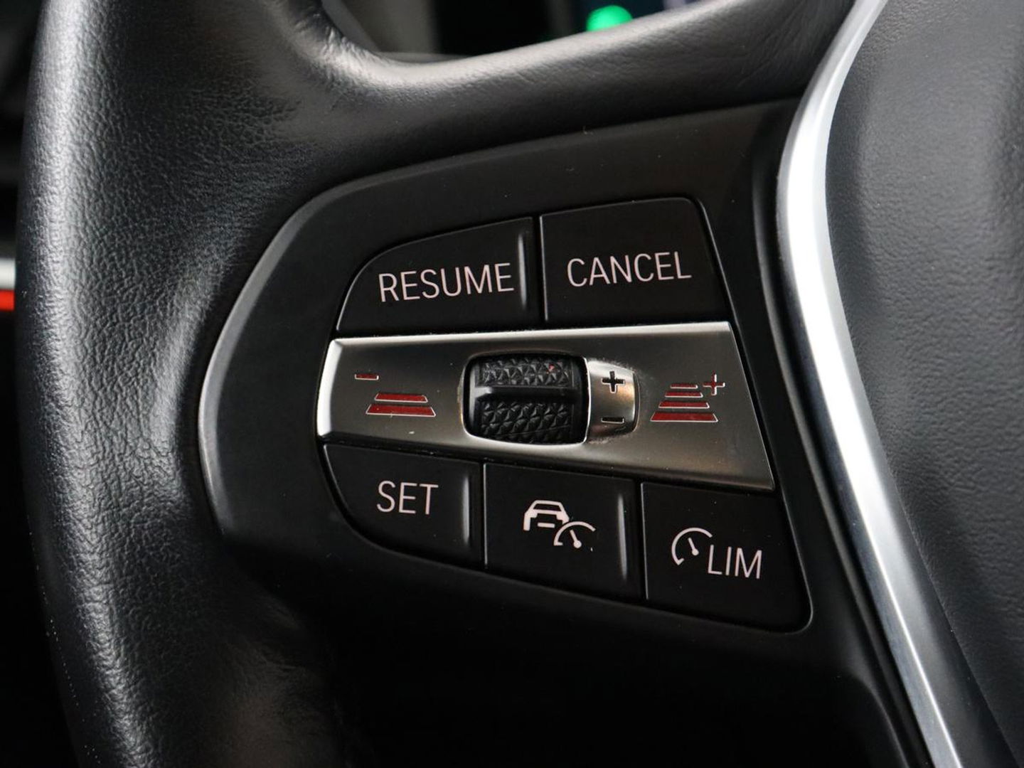 BMW 3-serie 330e Sport Line | Stoel & stuurverwarming | Adaptive cruise | Trekhaak | Sportstoelen | Carplay | Sfeerverlichting | Half leder | Navigatie | Full LED | PHEV