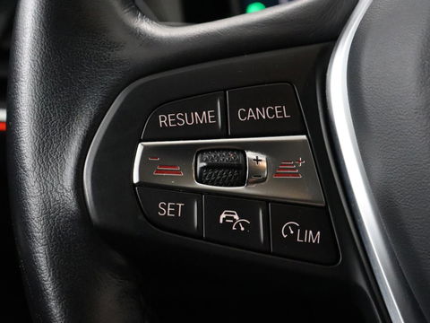 BMW 3-serie 330e Sport Line | Stoel & stuurverwarming | Adaptive cruise | Trekhaak | Sportstoelen | Carplay | Sfeerverlichting | Half leder | Navigatie | Full LED | PHEV