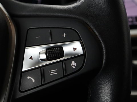 BMW 3-serie 330e Sport Line | Stoel & stuurverwarming | Adaptive cruise | Trekhaak | Sportstoelen | Carplay | Sfeerverlichting | Half leder | Navigatie | Full LED | PHEV