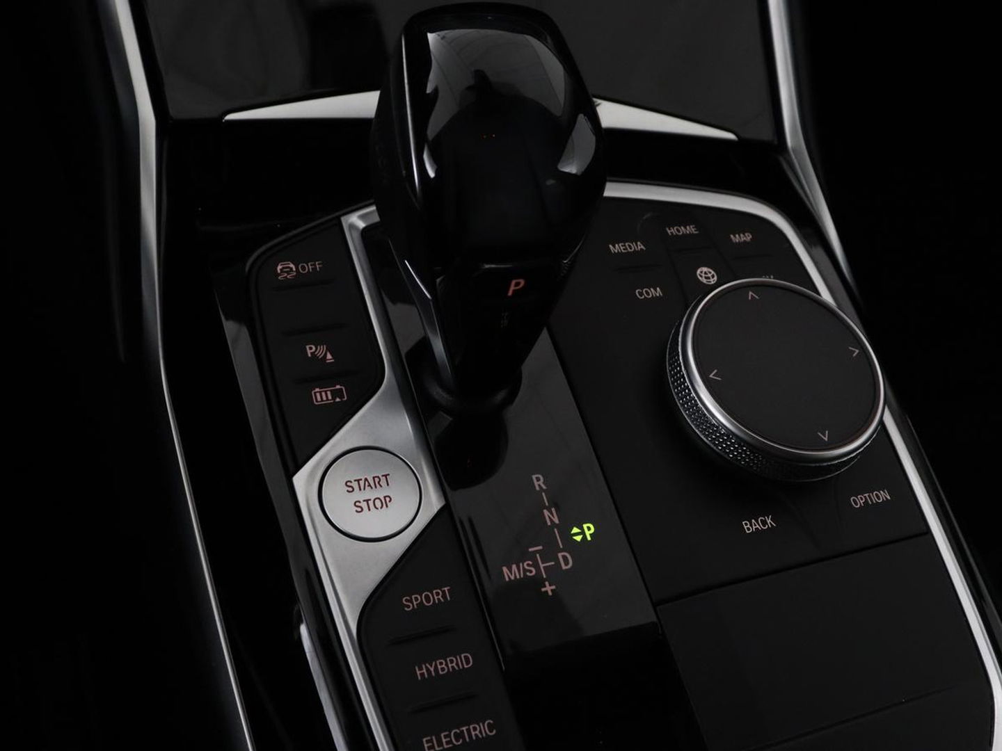 BMW 3-serie 330e Sport Line | Stoel & stuurverwarming | Adaptive cruise | Trekhaak | Sportstoelen | Carplay | Sfeerverlichting | Half leder | Navigatie | Full LED | PHEV