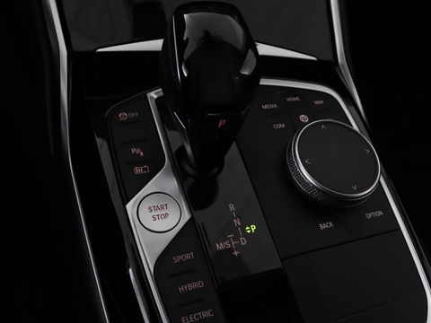 BMW 3-serie 330e Sport Line | Stoel & stuurverwarming | Adaptive cruise | Trekhaak | Sportstoelen | Carplay | Sfeerverlichting | Half leder | Navigatie | Full LED | PHEV