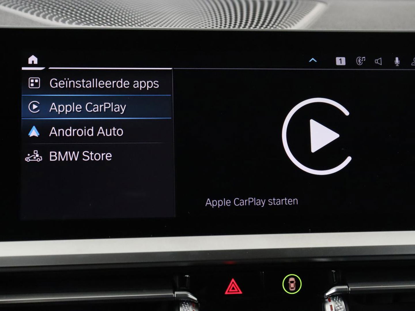 BMW 3-serie 330e Sport Line | Stoel & stuurverwarming | Adaptive cruise | Trekhaak | Sportstoelen | Carplay | Sfeerverlichting | Half leder | Navigatie | Full LED | PHEV
