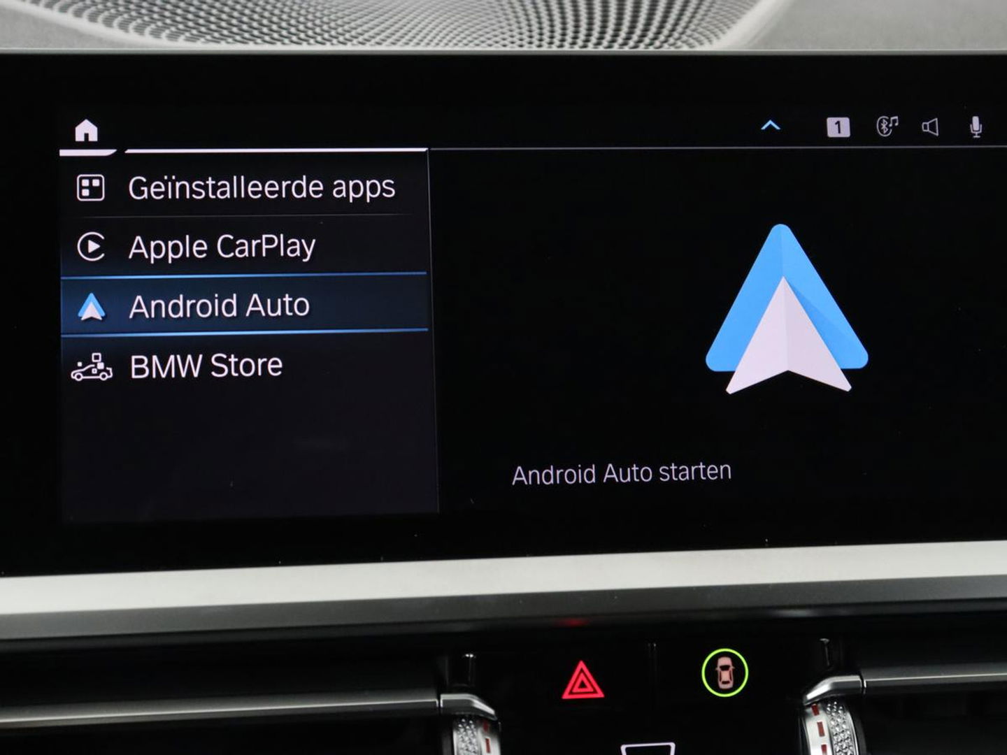 BMW 3-serie 330e Sport Line | Stoel & stuurverwarming | Adaptive cruise | Trekhaak | Sportstoelen | Carplay | Sfeerverlichting | Half leder | Navigatie | Full LED | PHEV