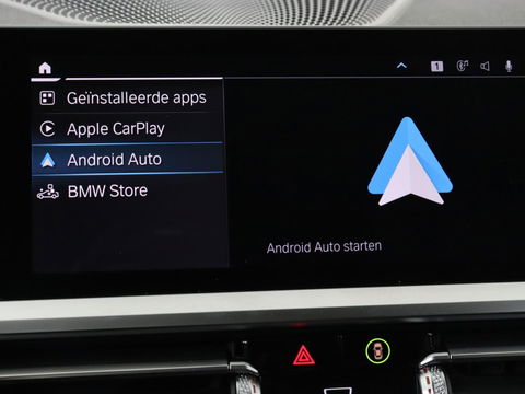 BMW 3-serie 330e Sport Line | Stoel & stuurverwarming | Adaptive cruise | Trekhaak | Sportstoelen | Carplay | Sfeerverlichting | Half leder | Navigatie | Full LED | PHEV