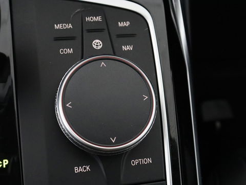 BMW 3-serie 330e Sport Line | Stoel & stuurverwarming | Adaptive cruise | Trekhaak | Sportstoelen | Carplay | Sfeerverlichting | Half leder | Navigatie | Full LED | PHEV