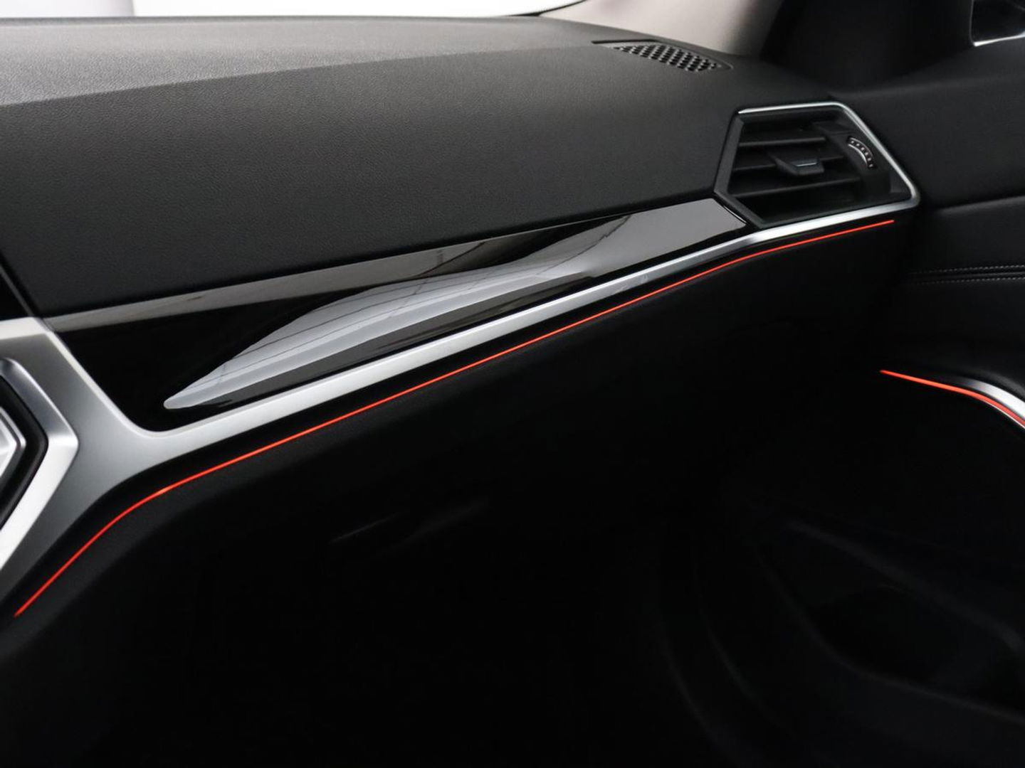 BMW 3-serie 330e Sport Line | Stoel & stuurverwarming | Adaptive cruise | Trekhaak | Sportstoelen | Carplay | Sfeerverlichting | Half leder | Navigatie | Full LED | PHEV