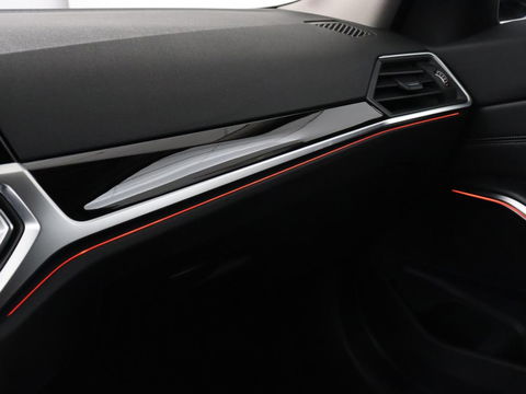 BMW 3-serie 330e Sport Line | Stoel & stuurverwarming | Adaptive cruise | Trekhaak | Sportstoelen | Carplay | Sfeerverlichting | Half leder | Navigatie | Full LED | PHEV