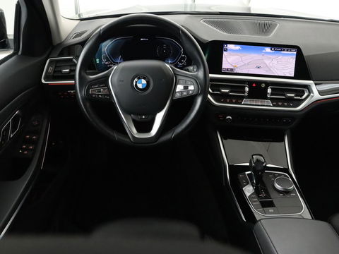 BMW 3-serie 330e Sport Line | Stoel & stuurverwarming | Adaptive cruise | Trekhaak | Sportstoelen | Carplay | Sfeerverlichting | Half leder | Navigatie | Full LED | PHEV
