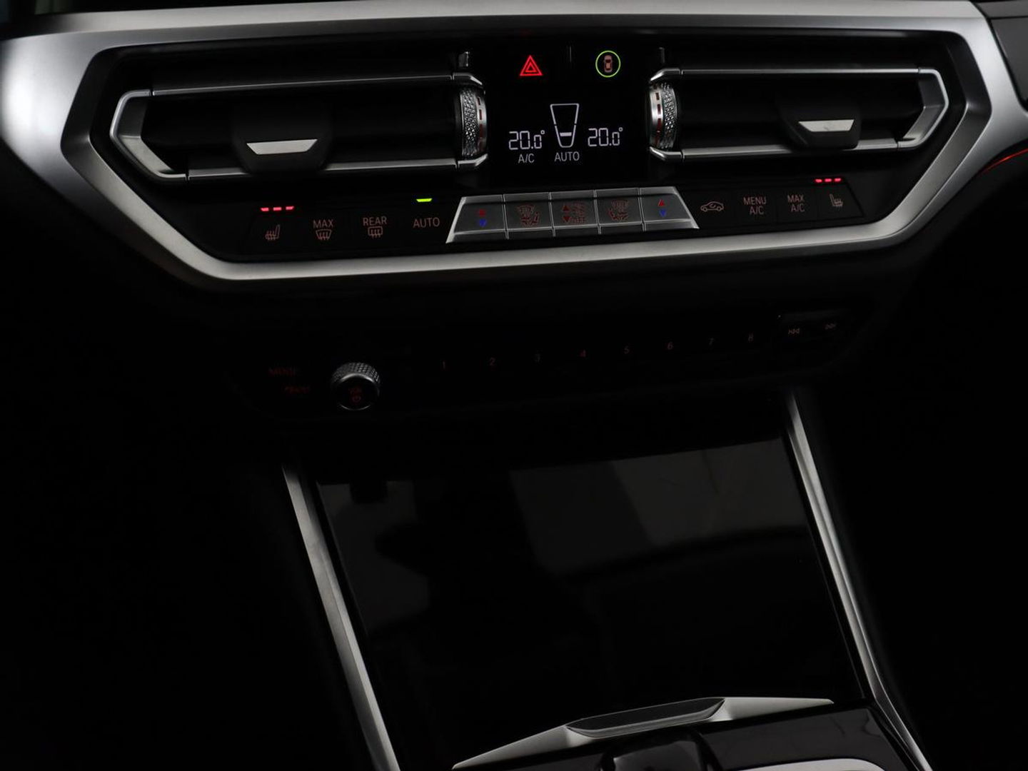 BMW 3-serie 330e Sport Line | Stoel & stuurverwarming | Adaptive cruise | Trekhaak | Sportstoelen | Carplay | Sfeerverlichting | Half leder | Navigatie | Full LED | PHEV