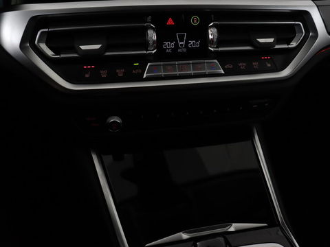 BMW 3-serie 330e Sport Line | Stoel & stuurverwarming | Adaptive cruise | Trekhaak | Sportstoelen | Carplay | Sfeerverlichting | Half leder | Navigatie | Full LED | PHEV