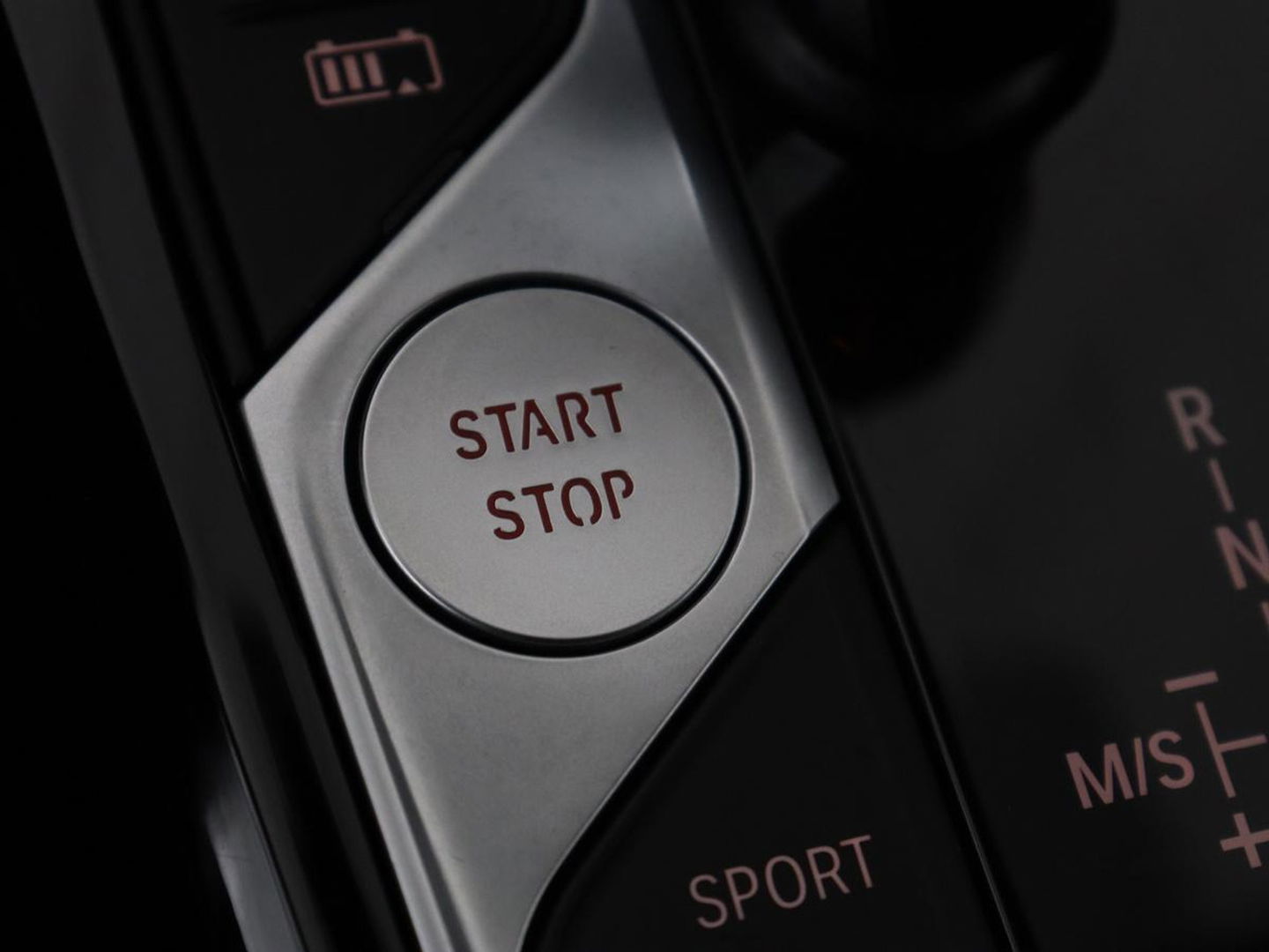 BMW 3-serie 330e Sport Line | Stoel & stuurverwarming | Adaptive cruise | Trekhaak | Sportstoelen | Carplay | Sfeerverlichting | Half leder | Navigatie | Full LED | PHEV