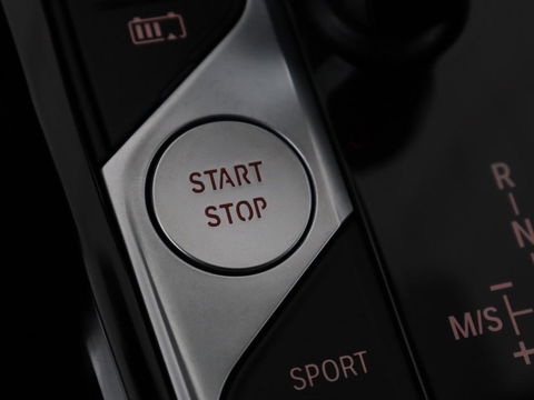 BMW 3-serie 330e Sport Line | Stoel & stuurverwarming | Adaptive cruise | Trekhaak | Sportstoelen | Carplay | Sfeerverlichting | Half leder | Navigatie | Full LED | PHEV