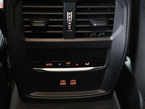 BMW 3-serie 330e Sport Line | Stoel & stuurverwarming | Adaptive cruise | Trekhaak | Sportstoelen | Carplay | Sfeerverlichting | Half leder | Navigatie | Full LED | PHEV