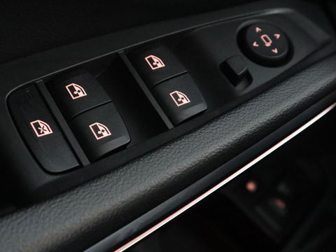 BMW 3-serie 330e Sport Line | Stoel & stuurverwarming | Adaptive cruise | Trekhaak | Sportstoelen | Carplay | Sfeerverlichting | Half leder | Navigatie | Full LED | PHEV